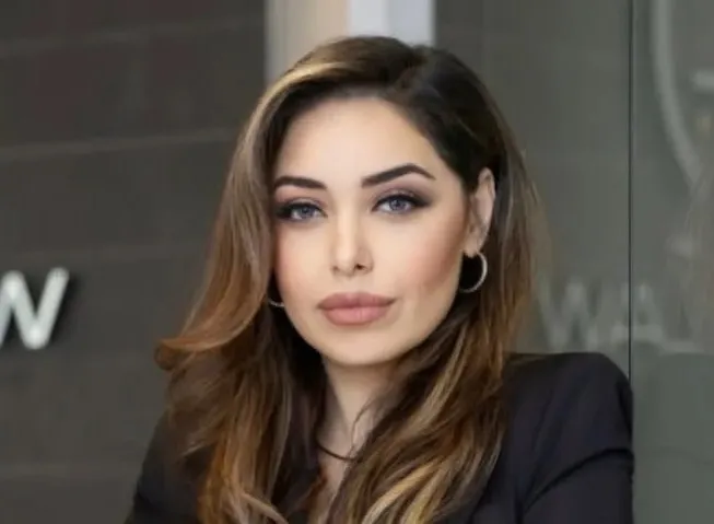 thumbnail - 모라 남다르 국무부 영사국 차관보가 과거 운영했던 법률사무소에서 촬영한 모습. 남다르는 공직 복귀 전 텍사스에서 법률사무소와 미용 관련 사업을 운영한 이력이 있다. 인스타그램 캡처