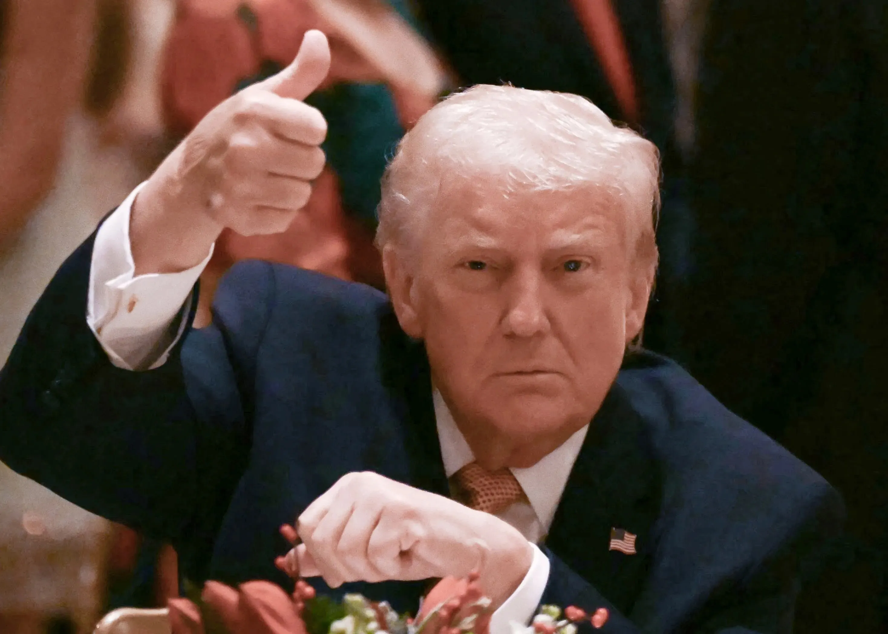 thumbnail - 도널드 트럼프 미국 대통령이 24일(현지시간) 플로리다 팜비치의 마러라고 리조트에서 열린 성탄절 만찬에 참석해 엄지를 치켜들고 있다. AFP 연합뉴스