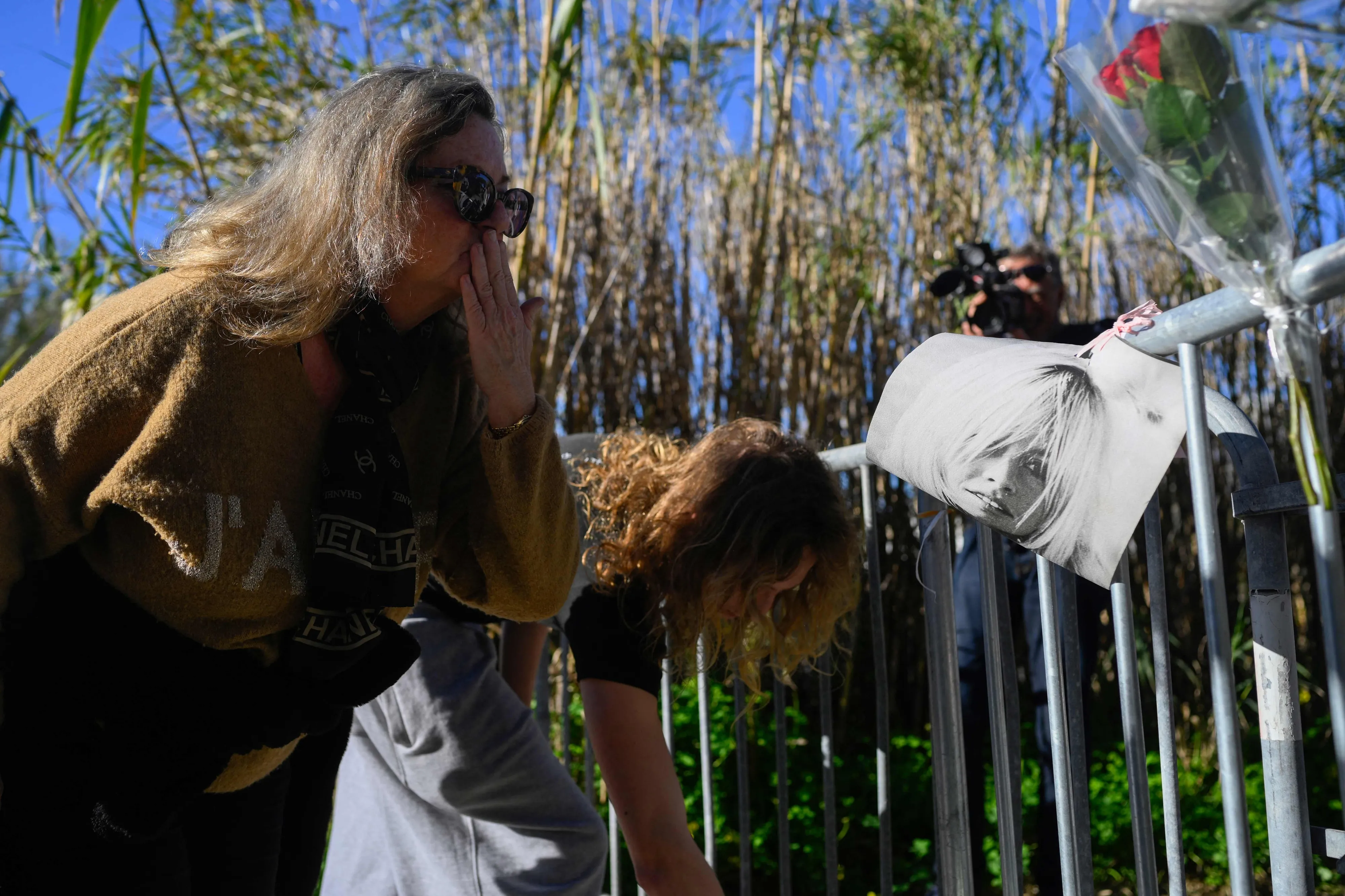 thumbnail - 프랑스 남부 생트로페에서 시민들이 브리지트 바르도의 자택 ‘라 마드라그(La Madrague)’ 앞에 꽃을 놓고 추모하고 있다. 한 여성은 바르도의 초상 앞에서 작별의 키스를 보내고 있다. 2025년 12월 28일(현지시간). AFP 연합뉴스