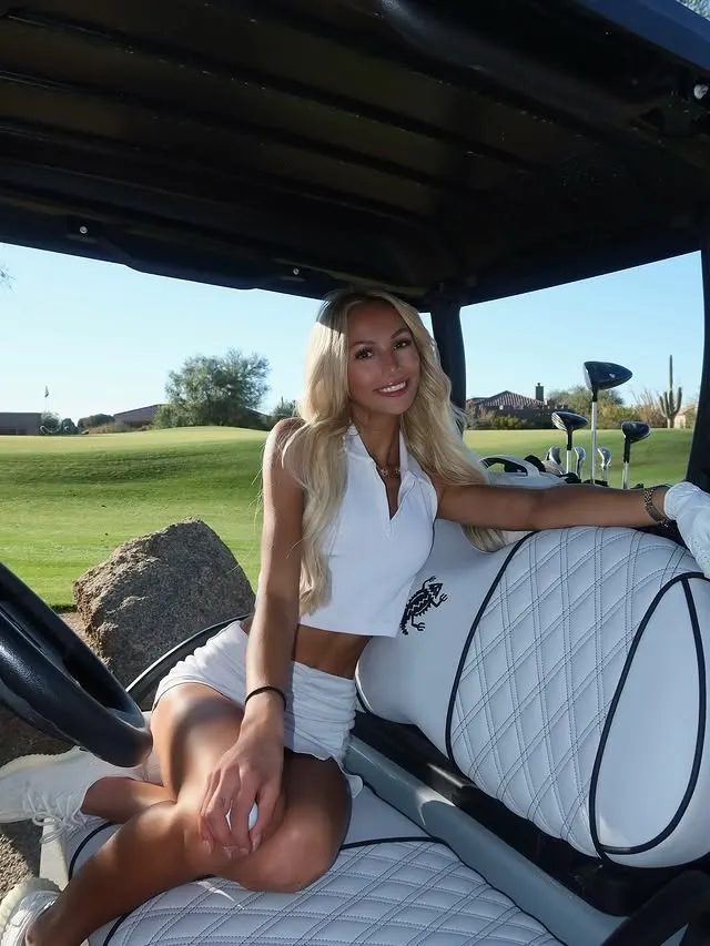 thumbnail - 골프 카트에 앉아 촬영한 한 골프 인플루언서의 모습. 해당 사진이 포함된 게시물을 계기로 골프장 복장을 둘러싼 논쟁이 확산됐다. 블론디 골프 인스타그램 캡처