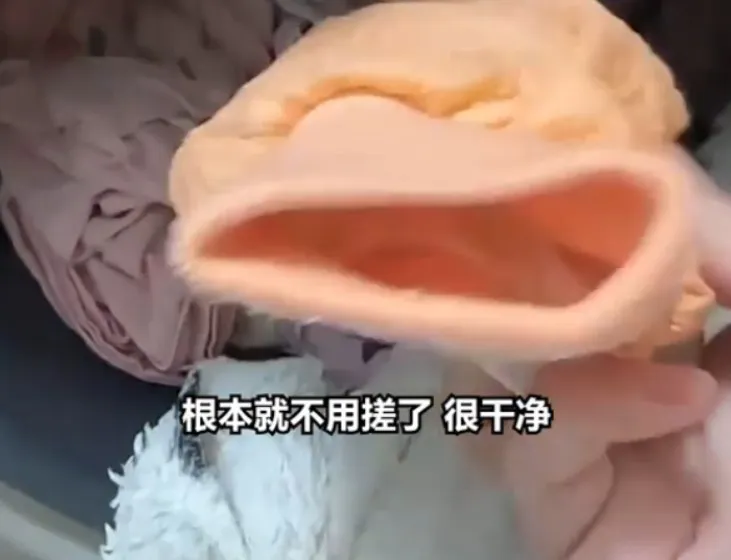 thumbnail - 중국에서 한 여성이 투명 비닐봉지를 넣고 세탁을 할 경우 찌든때가 쏙 빠진다며 일명 ‘기적의 세탁법’을 공개해 화제다. 웨이보 영상 캡처