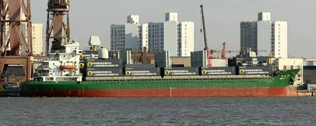 thumbnail - 중국 상하이 후둥-중화 조선소에서 임시 수상 전투함 형태로 개조된 중형 화물선의 모습. 갑판에는 컨테이너형 미사일 발사대와 레이더, 근접방어체계 등이 탑재돼 있으며, 민간 선박을 단기간에 군사 플랫폼으로 전환하는 중국식 개조 능력을 보여주는 사례로 평가된다. 중국 인터넷 캡처