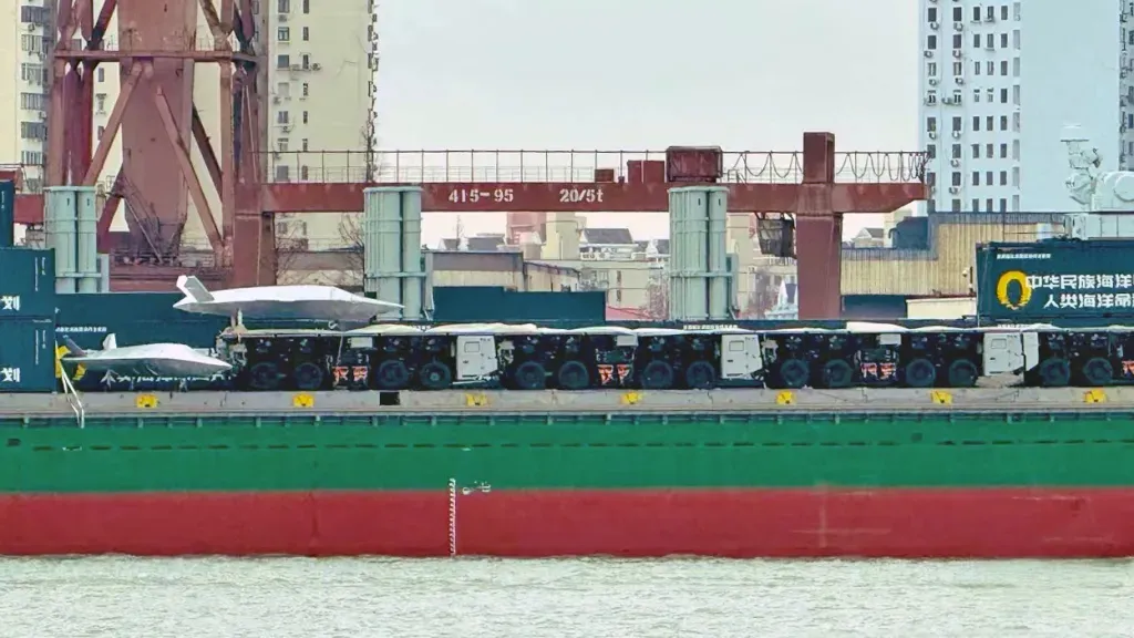 thumbnail - 중국 상하이 후둥-중화 조선소에서 개조 중인 화물선 갑판 가장자리에 트럭형 전자기 사출기 모듈이 열차처럼 연결된 모습. 여러 대의 차량이 하나의 사출 궤도를 형성하고 있지만, 이 같은 분절형 구조가 실제 해상 환경에서 안정적으로 작동할 수 있을지는 불확실하다는 지적도 나온다. 중국 인터넷 캡처