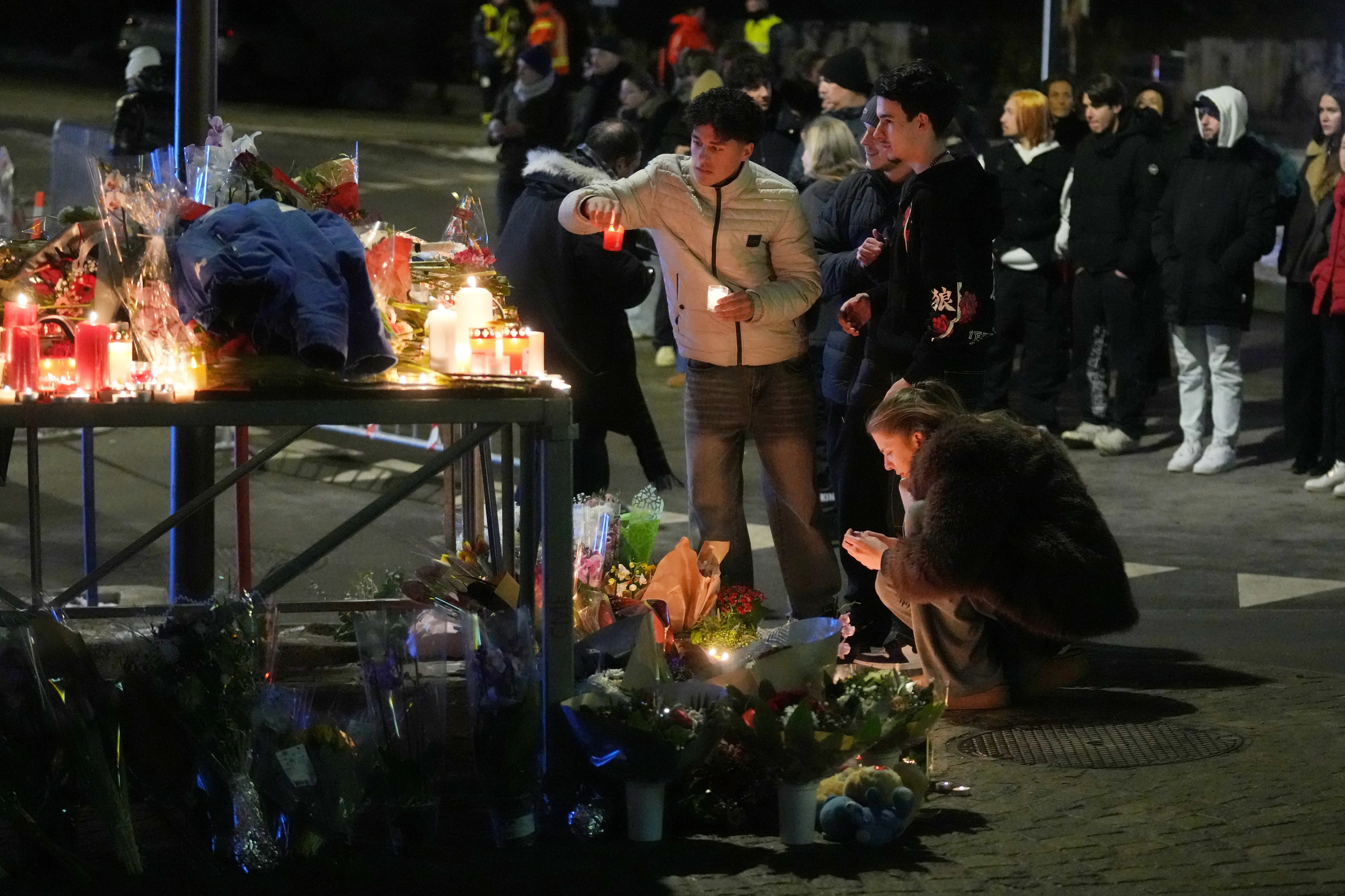 thumbnail - 새해맞이 행사 도중 대형 화재로 다수의 사상자가 발생한 스위스 알프스 휴양지 크랑스-몽타나의 나이트클럽 ‘르 콩스텔라시옹’ 앞에서 1일(현지시간) 시민들이 희생자들을 추모하며 초와 꽃을 놓고 있다. AP 연합뉴스