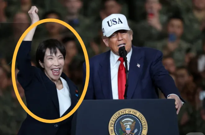 thumbnail - 2025년 10월 28일 도널드 트럼프 미국 대통령과 만난 다카이치 사나에 일본 신임 총리가 요코스카 미군 기지에서 기쁨과 흥분에 겨운 ‘점프’를 하는 모습. 로이터 뉴스1