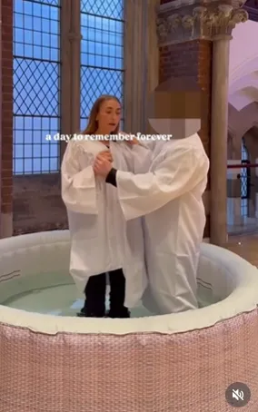 thumbnail - 영국 성인 콘텐츠 제작자 릴리 필립스가 세례를 받는 영상을 공개했다. 필립스 인스타그램 캡처