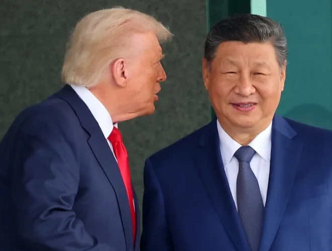 thumbnail - 도널드 트럼프 미국 대통령과 시진핑 중국 국가주석이 30일 부산 김해공군기지 의전실 나래마루에서 미중 정상회담을 마친 뒤 회담장을 나서며 악수하고 있다. 2025.10.30