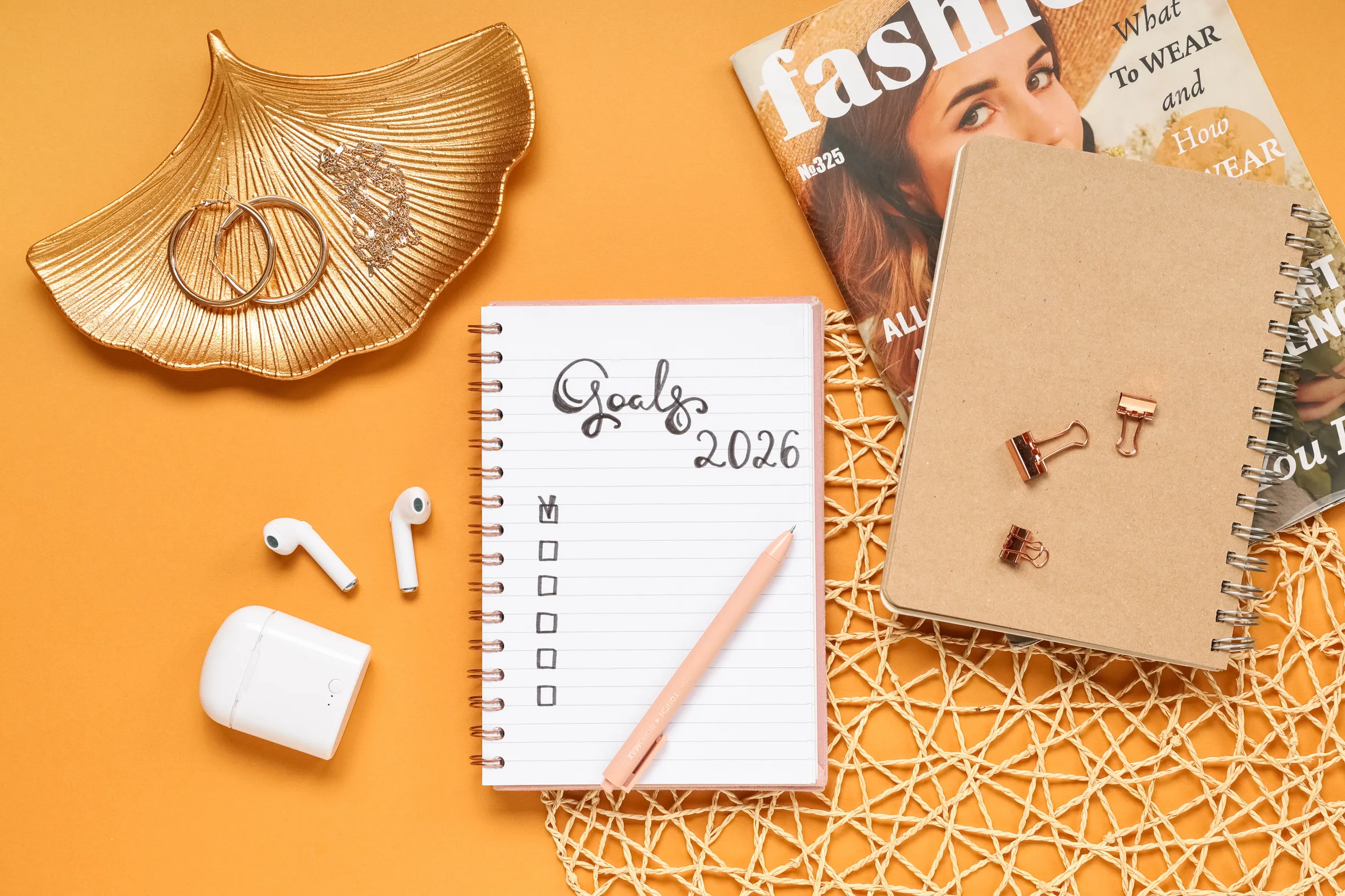 thumbnail - 노트 한 권에 적는 작은 계획처럼, 1년이 부담되면 한 달 단위로 목표를 줄여 시작해도 충분하다는 점을 보여주는 이미지. 123rf