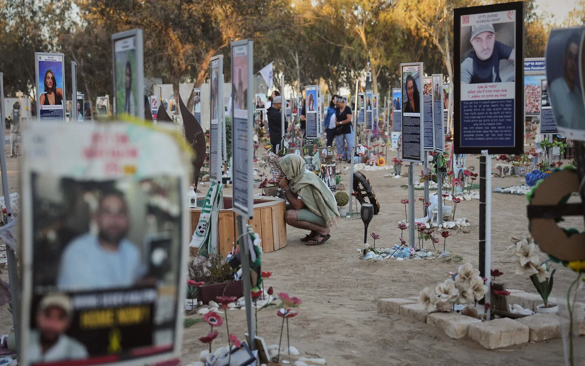 thumbnail - 2023년 10월 7일 하마스의 공격으로 수백 명이 숨지거나 납치된 노바 음악 페스티벌 현장을 찾은 시민들이 희생자들을 추모하고 있다. 이스라엘 남부 키부츠 레임 인근, 2025년 10월 7일. AP 연합뉴스