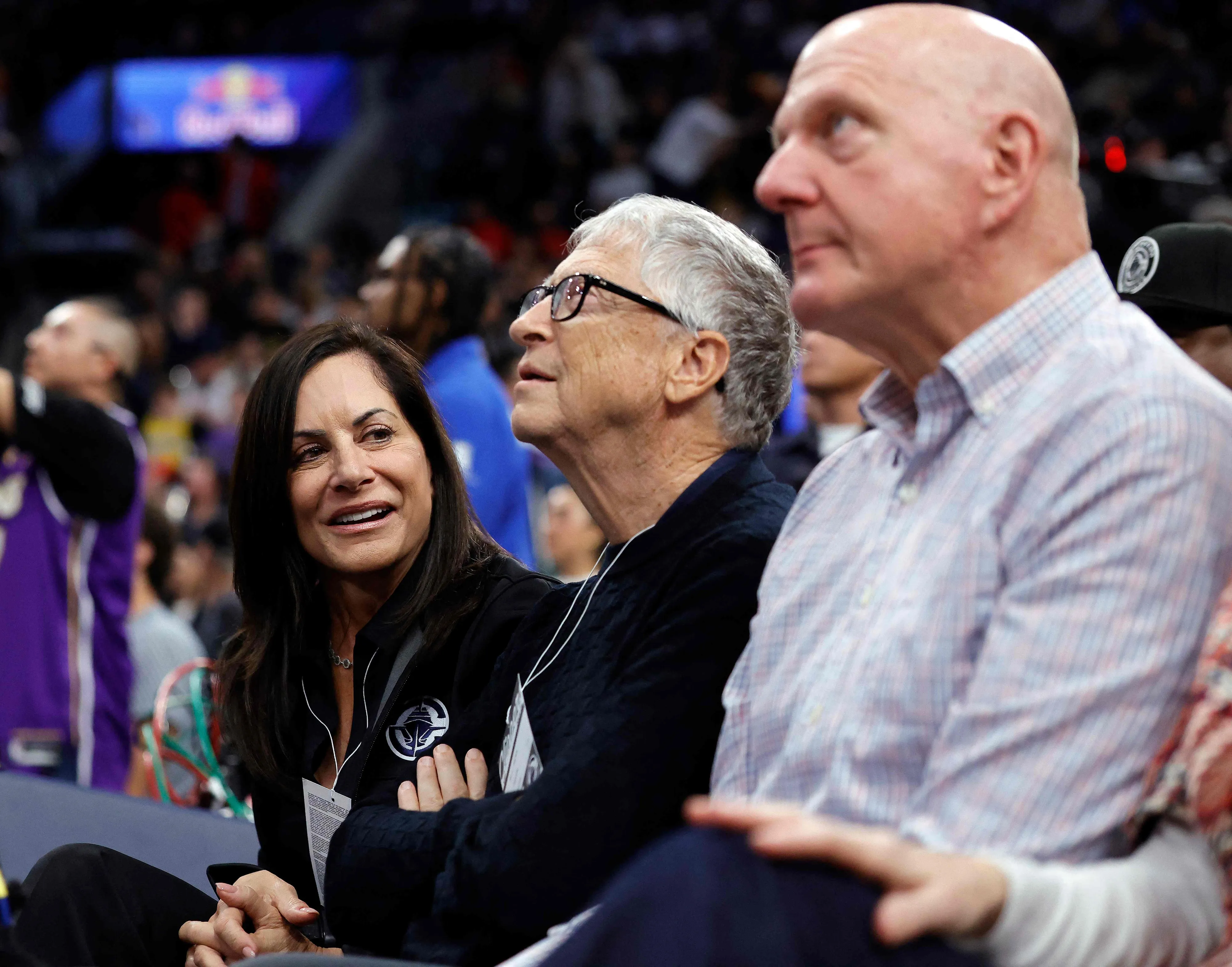 thumbnail - 빌 게이츠 마이크로소프트 창업자와 연인 폴라 허드가 2025년 12월 20일(현지시간) 미국 캘리포니아주 잉글우드의 인튜이트 돔에서 열린 LA 레이커스와 LA 클리퍼스의 경기를 관람하고 있다. AFP 연합뉴스