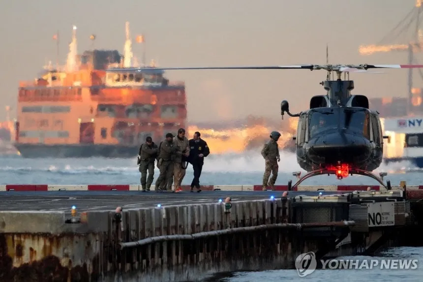 thumbnail - 5일(현지시간) 법원 출석 후 헬기로 이동하는 마두로. 연합뉴스