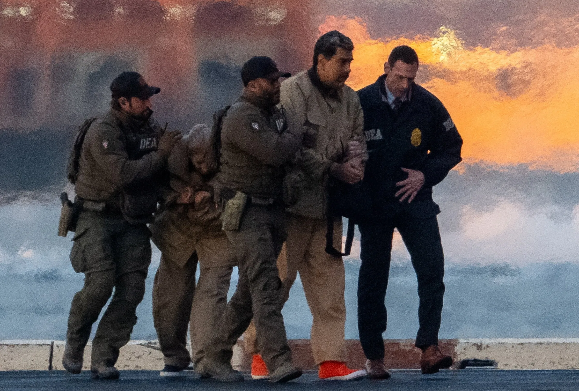 thumbnail - 지난 5일 베네수엘라 대통령 니콜라스 마두로와 그의 부인 실리아 플로레스가 첫 심리에 출석하기 위해 맨해튼 다운타운 헬리포트에서 연방법원으로 향하고 있다. 로이터 연합뉴스