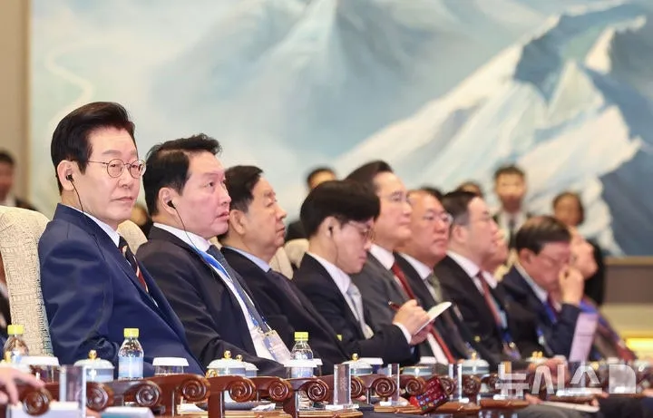 thumbnail - 중국을 국빈 방문 중인 이재명 대통령이 5일(현지 시간) 베이징 조어대에서 열린 한중 비즈니스 포럼에서 허리펑 중국 국무원 경제담당 부총리의 발언을 듣고 있다. 2026.01.05. 뉴시스