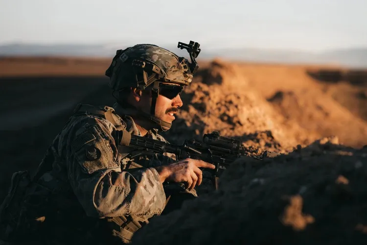 thumbnail - 미 육군 아이오와주 방위군 소속 윌리엄 에스먼 하사가 2025년 10월 9일(현지시간) 미 중부사령부 관할 지역에서 경계 임무를 수행하고 있다. 에스먼 하사는 ‘내재된 결의 작전’(Operation Inherent Resolve)의 일환으로 후속 부대 투입에 앞서 미폭발 탄약 가능 지역을 식별·확인하는 작전에 참여했다. 미 육군 제공