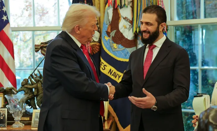 thumbnail - 트럼프 미국 대통령(왼쪽)과 악수하는 알샤라 시리아 대통령(오른쪽). AFP 연합뉴스