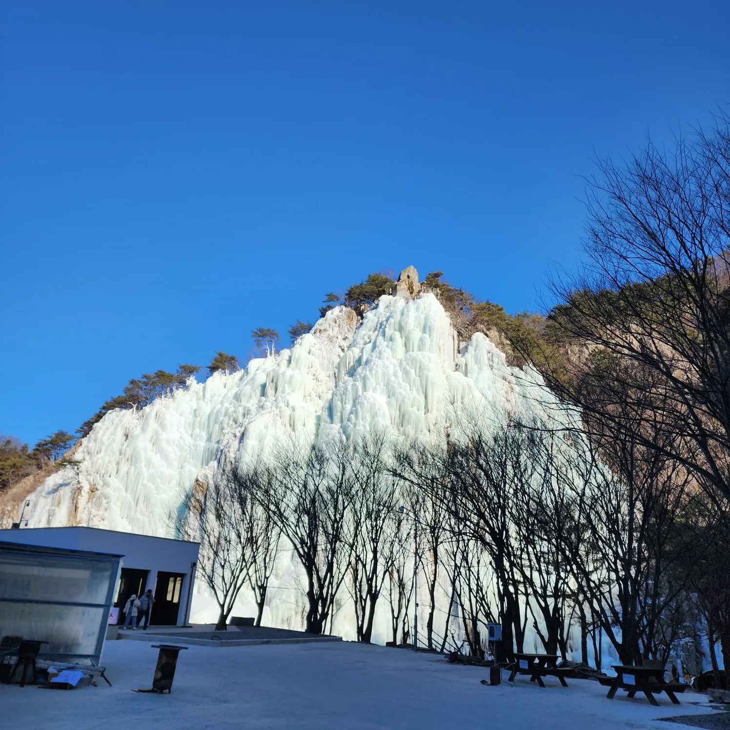 thumbnail - 청송 얼음골에 인공폭포 주변으로 카페, 식당, 캠핑장이 있다