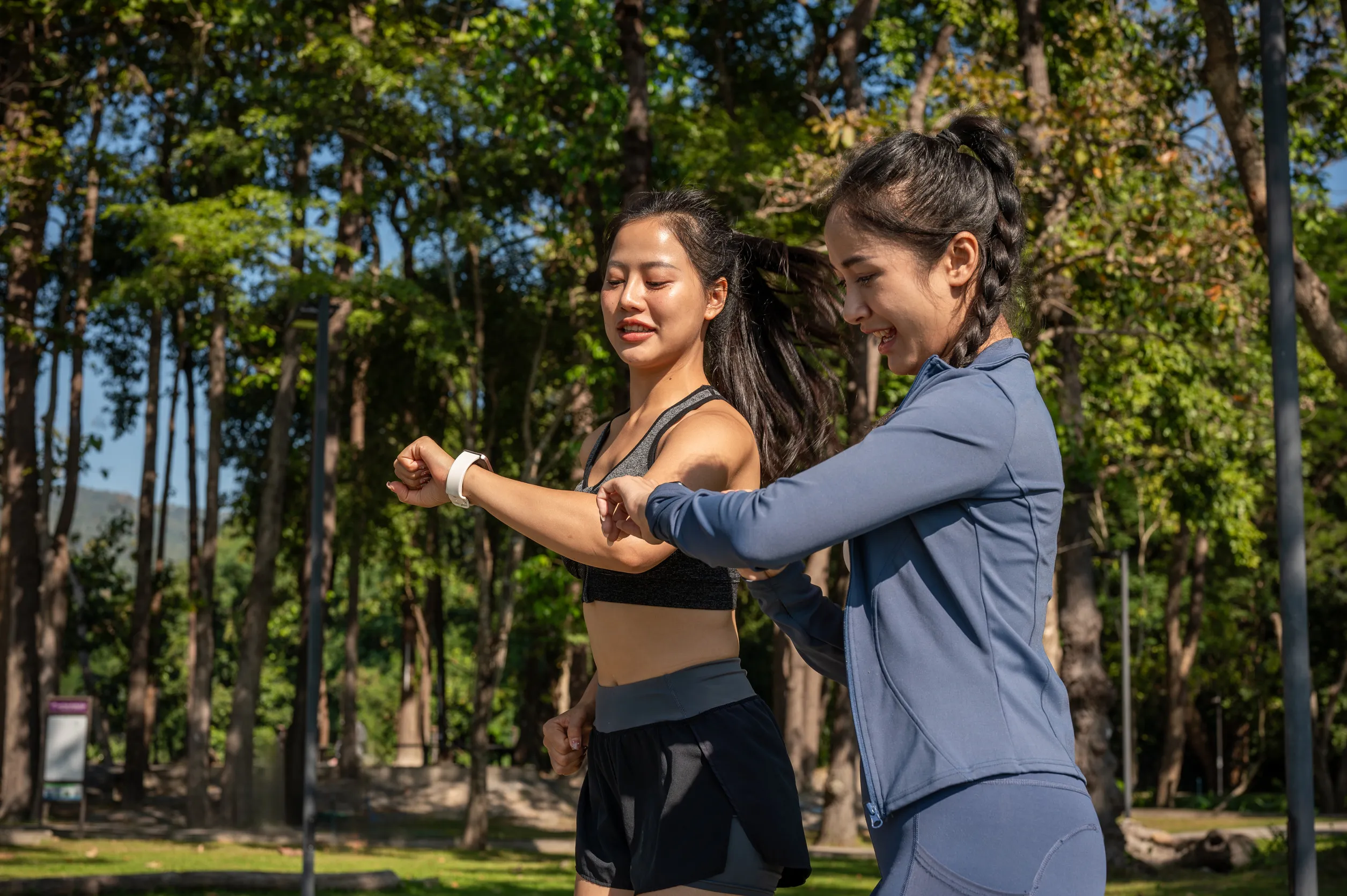 thumbnail - 공원에서 운동 중 스마트워치를 확인하는 시민들. 전문가들은 걷기만으로 운동 효과를 내려면 속도와 시간을 의식하고, 심박 반응을 통해 강도를 점검하는 것이 중요하다고 조언한다. 123rf