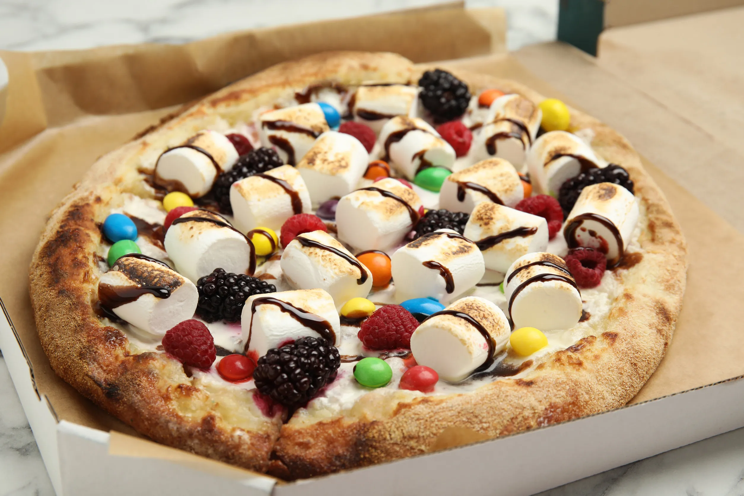 thumbnail - 마시멜로와 초콜릿이 올려진 피자 자료사진. 123rf.com