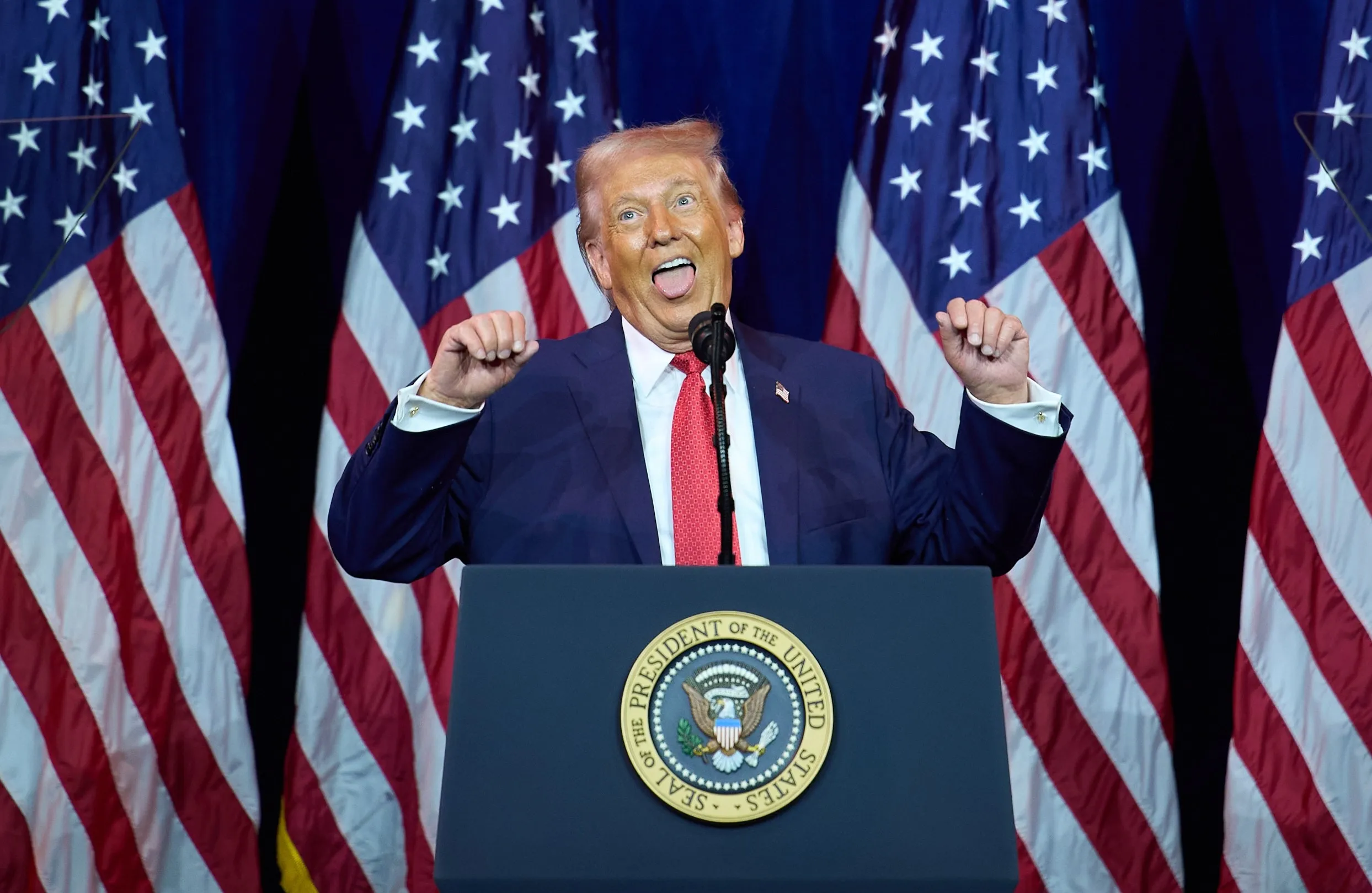 thumbnail - 도널드 트럼프 미국 대통령이 지난 6일(현지시간) 워싱턴D.C 트럼프-케네디 센터에서 열린 하원 공화당 연례 정책 회의 연설 중 익살스러운 표정을 짓고 있다. AP 연합뉴스