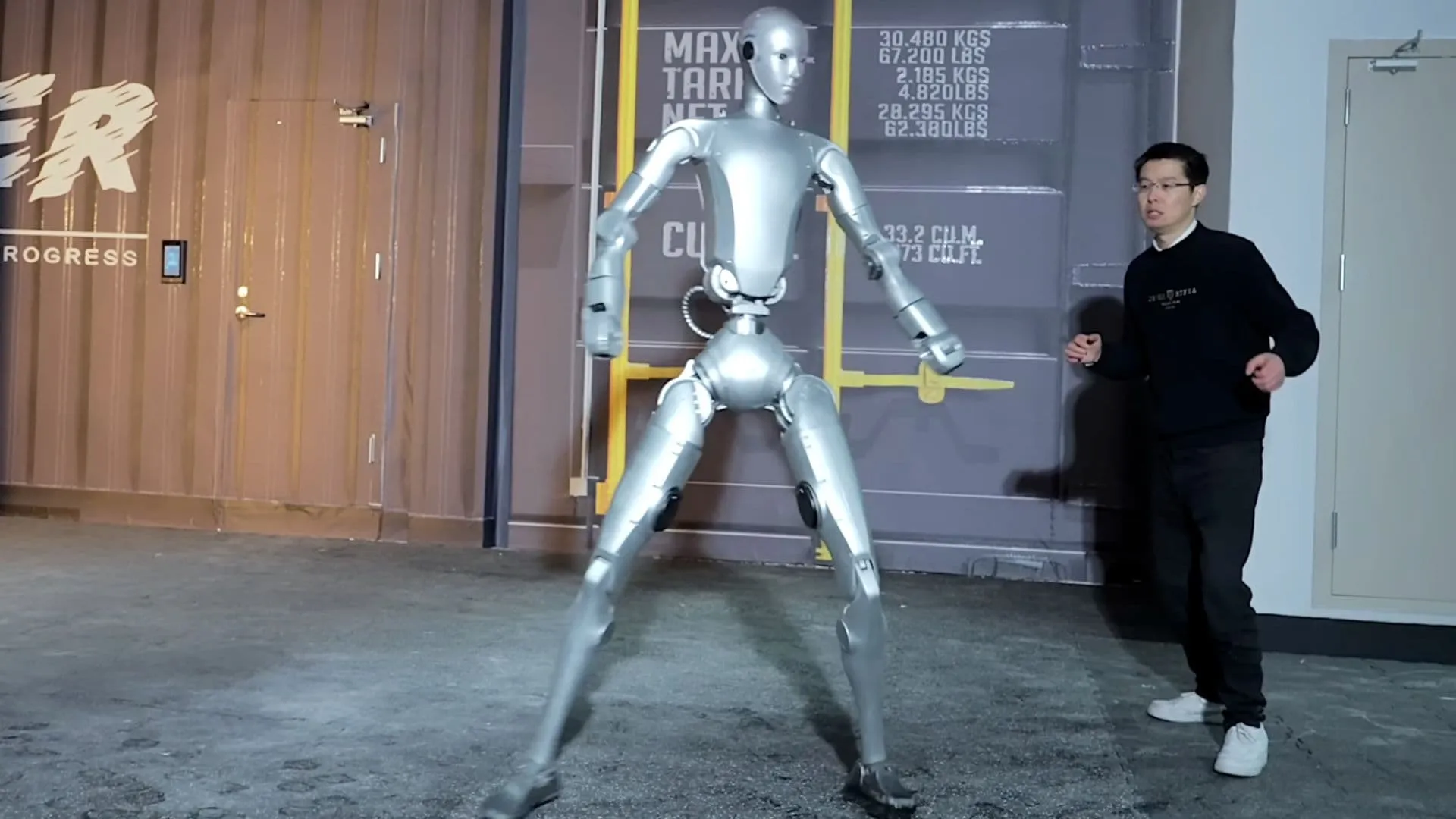 thumbnail - 중국 로봇 기업 유니트리의 휴머노이드 로봇 ‘H2’가 훈련 영상에서 기본 자세와 움직임을 시연하는 모습. 31개 관절 구조를 바탕으로 균형 제어와 동작 정밀도를 점검하는 장면이다. 사진=유니트리 유튜브