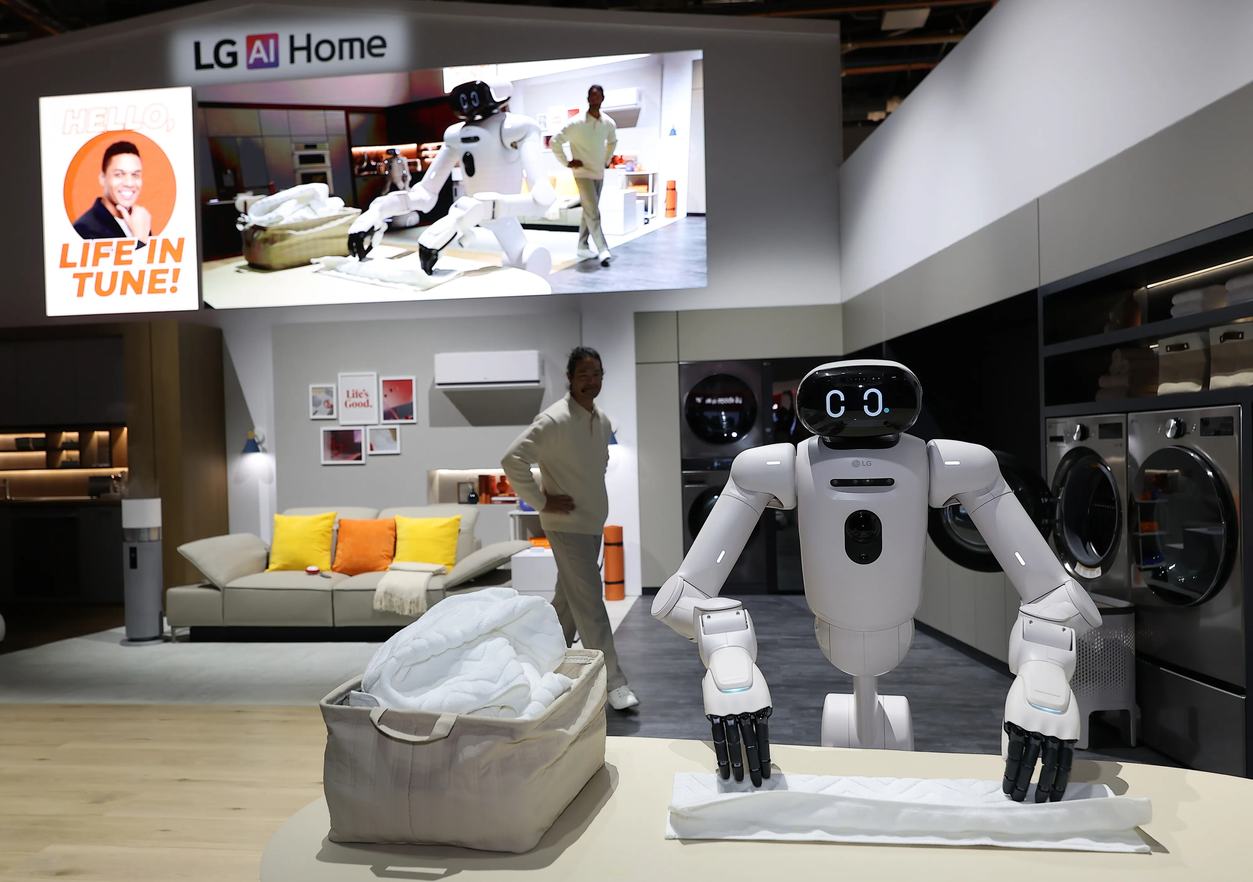 thumbnail - 세계 최대 가전·정보기술(IT) 전시회 CES 2026을 앞둔 5일(현지시간) 미국 네바다주 라스베이거스 컨벤션센터(LVCC) LG전자 부스에서 홈 로봇 ‘클로이드’가 수건을 정리하는 시연을 하고 있다. 2026.1.6 연합뉴스