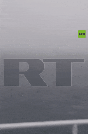 thumbnail - 미국이 7일(현지시간) 아이슬란드와 영국 사이의 북대서양에서 도주하던 러시아 국적의 유조선 ‘벨라 1호’를 나포하기 직전의 모습. 러시아 RT 엑스 캡처