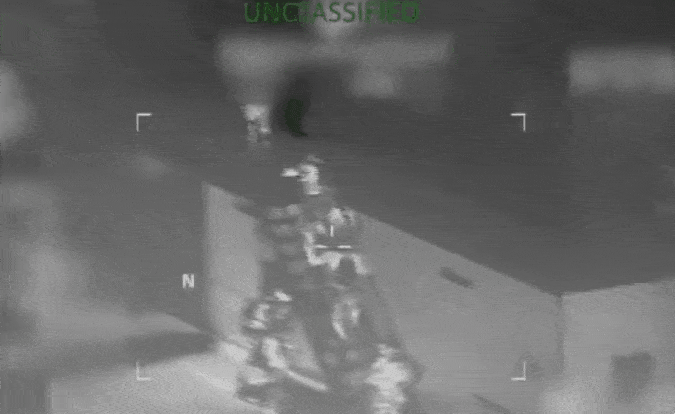 thumbnail - 미국은 7일(현지시간) 아이슬란드와 영국 사이의 북대서양에서 도주하던 러시아 국적의 유조선 ‘벨라 1호’를 나포했다. 나포 작전 중인 미군의 모습. 엑스 캡처