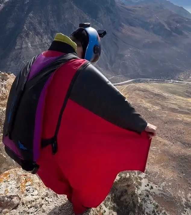 thumbnail - 윙슈트를 입고 비행을 준비하고 있는 브렌던 와인스타인. 자료사진