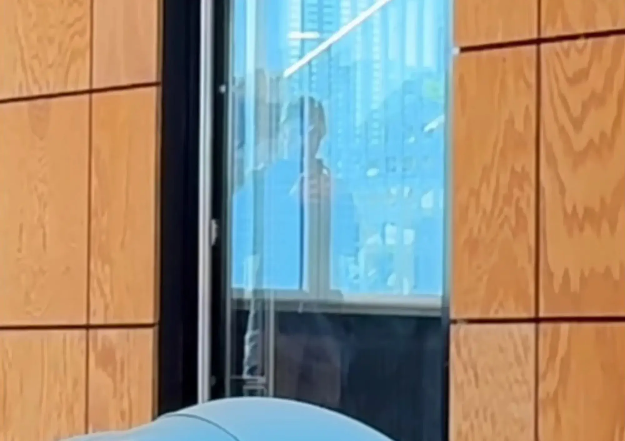 thumbnail - 유리문 너머에서 휴대전화를 든 인물이 포착된 장면. 맥카시는 해당 장면을 녹화본 확인 과정에서 발견했다고 밝혔다. 인스타그램 @elenamccarthyfitness