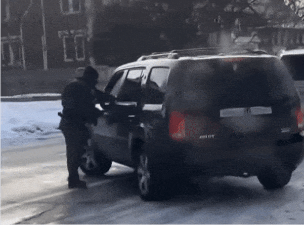 thumbnail - 미국 미네소타주 미니애폴리스에서 7일(현지시간) 이민세관단속국(ICE) 요원이 쏜 총에 30대 백인 여성(왼쪽)이 사망했다. 사건 당시 현장 모습