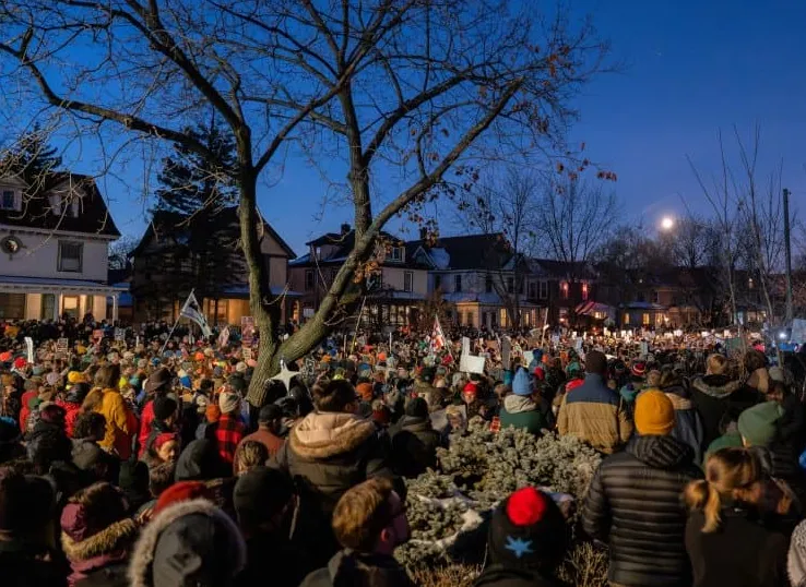 thumbnail - 미국 미네소타주 미니애폴리스에서 7일(현지시간) 이민세관단속국(ICE) 요원이 쏜 총에 30대 백인 여성(왼쪽)이 사망했다. 사건 발생 후 ICE에 항의하기 위해 모인 시민들