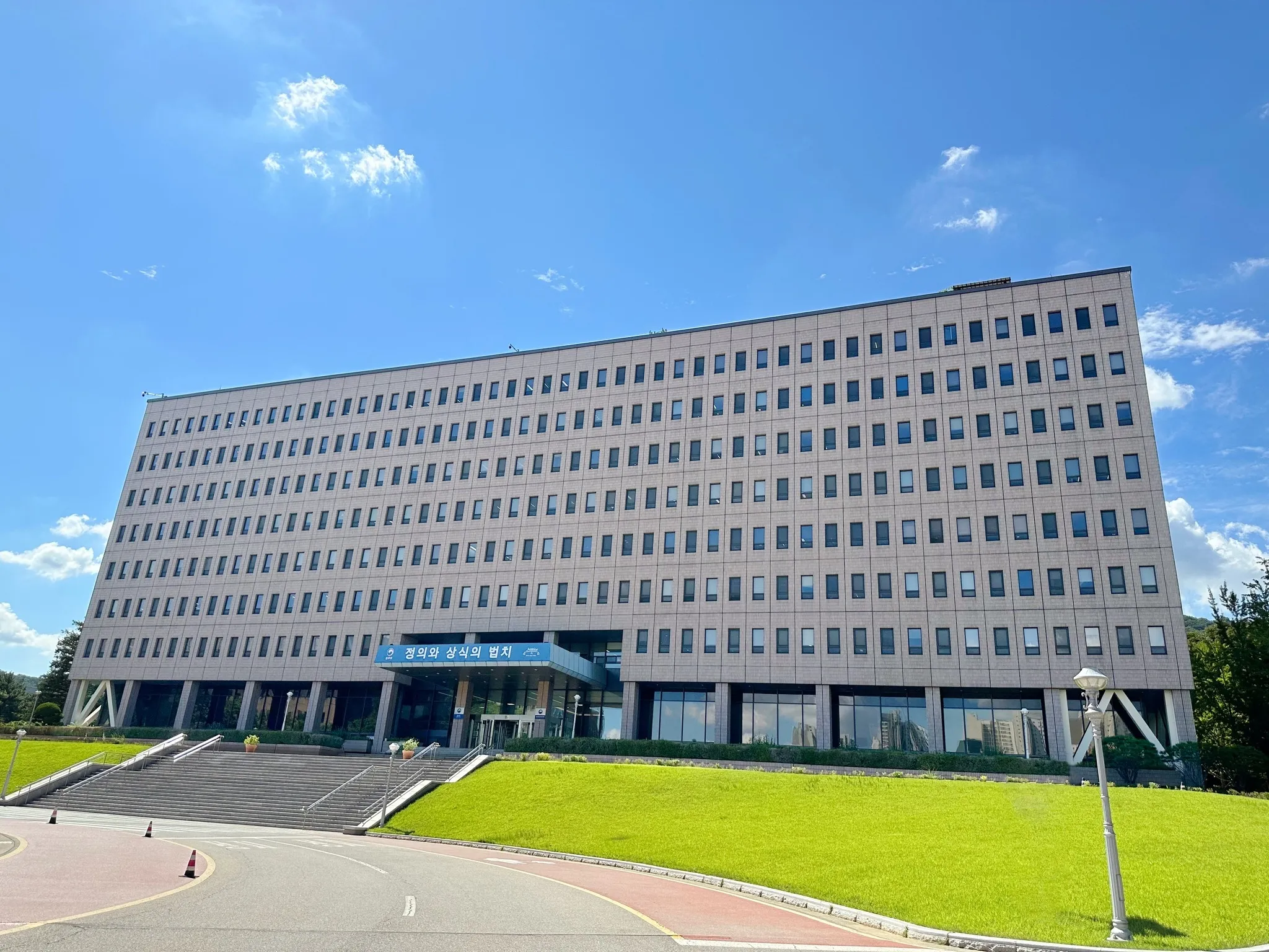 thumbnail - 대한민국 법무부 전경. 국내에서도 촉법소년 제도를 둘러싼 형사 책임 연령과 보호·교정 원칙을 놓고 정책 논의가 이어지고 있다. 사진=페이스북