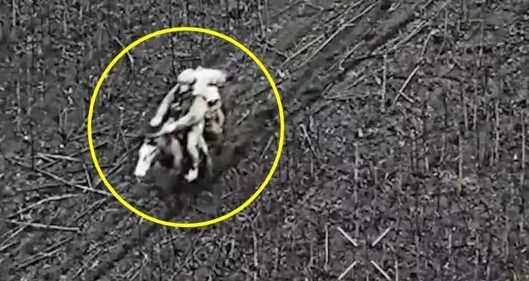 thumbnail - 전장에서 말 타고 이동하는 러시아군 병사 모습. 영상 캡처