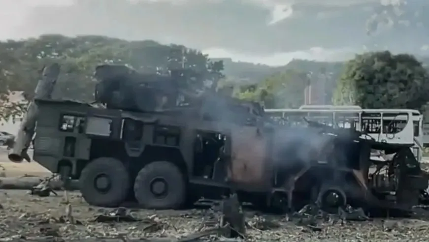 thumbnail - 미군의 폭격으로 파괴된 베네수엘라의 부크-M2E 미사일 시스템. 소셜미디어 캡처