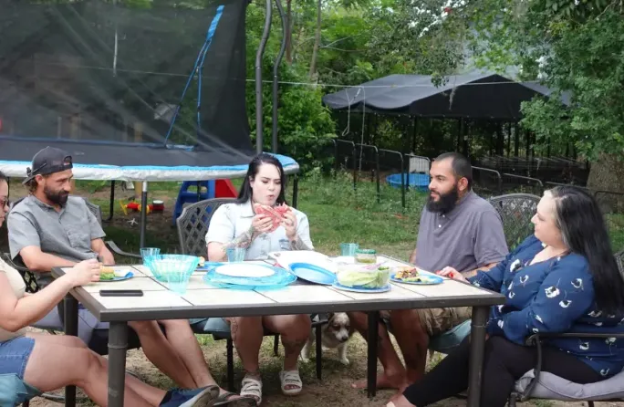 thumbnail - 매일 900g의 생고기를 먹는다는 미국 여성 웬디 마샬(중앙). 현지 TV 프로그램 캡처