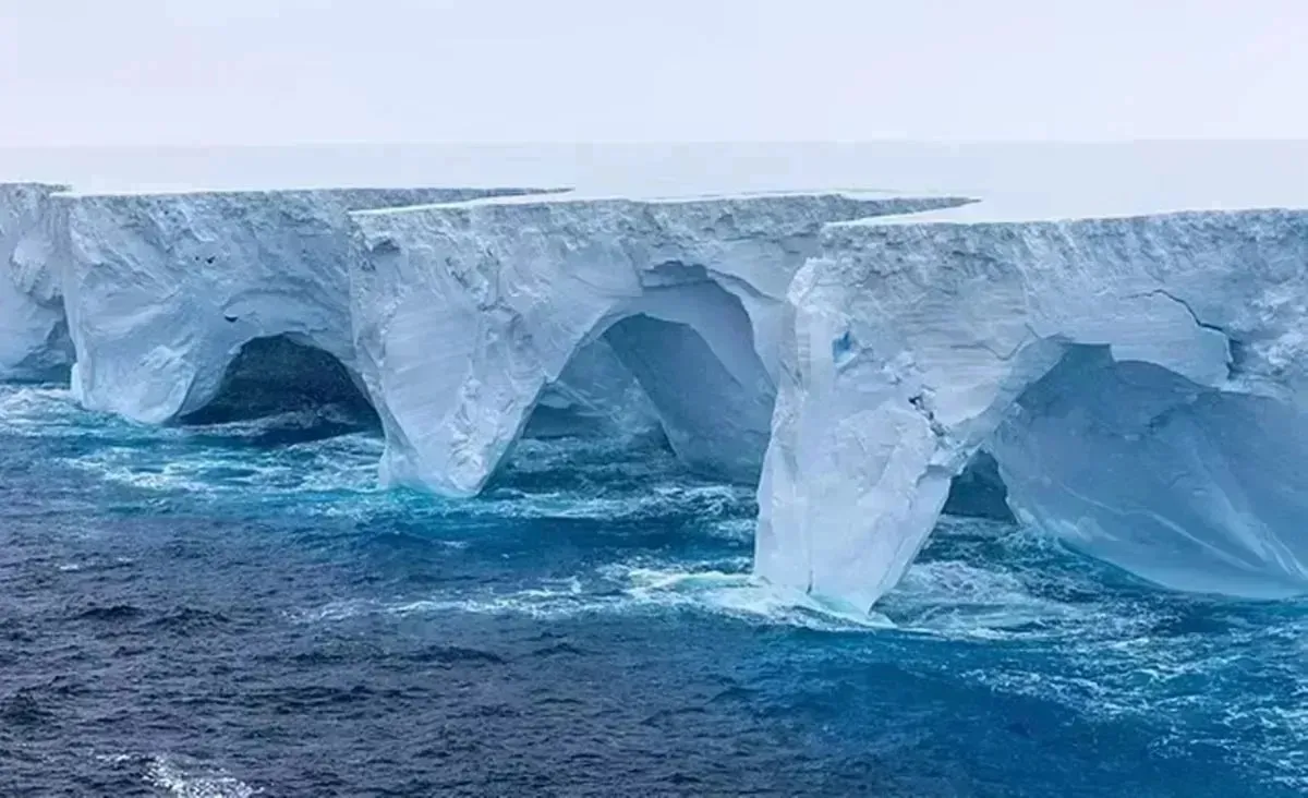 thumbnail - 드론으로 촬영한 A23a의 모습으로 파도가 만들어낸 터널 같은 형상이 보인다