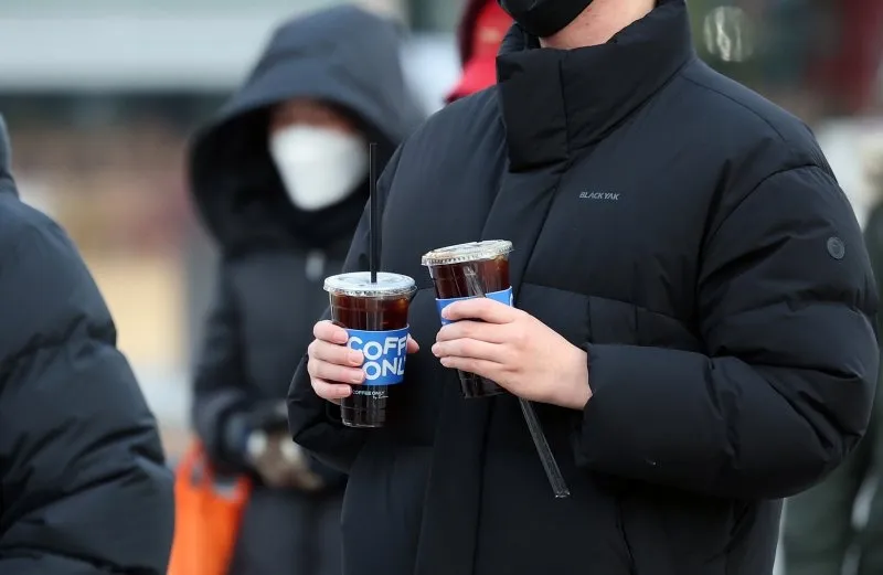 thumbnail - 전국 대부분 기온이 영하권의 추운 날씨를 보인 지난 3일 아침 서울 종로구 광화문네거리에서 두터운 옷차림을 한 시민이 차가운 음료를 들고 발걸음을 옮기고 있다. 2025.12.3 뉴스1