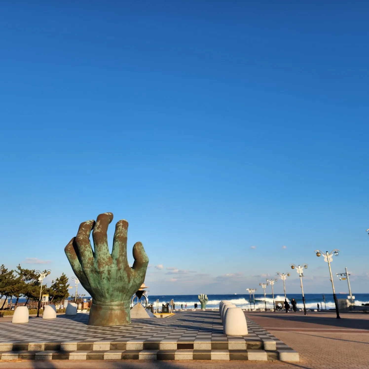 thumbnail - 호미곶의 서로 마주보고 있는 상생의 손