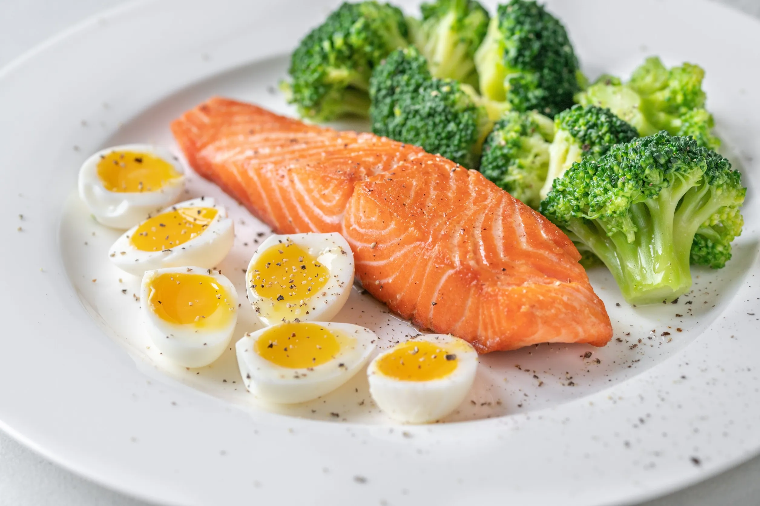 thumbnail - 연어와 달걀은 필수 아미노산을 고루 갖춘 완전 단백질 식품이다. 채소와 함께 섭취하면 근육 유지에 필요한 영양을 균형 있게 보충할 수 있다. 123rf