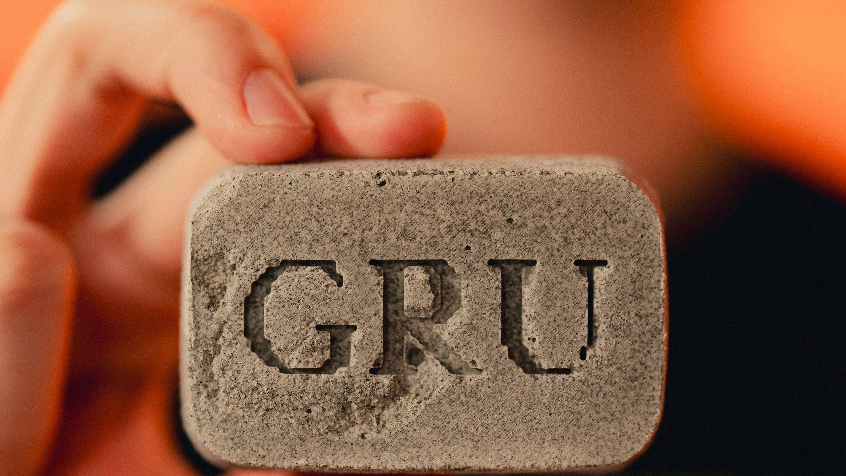 thumbnail - GRU 스페이스가 자체 공정으로 3D 프린팅한 모의 달 토양 벽돌. 달 겉흙을 가공해 건축 자재로 활용하는 현지 자원 활용(ISRU) 기술을 시험한 결과물이다. GRU 스페이스 제공