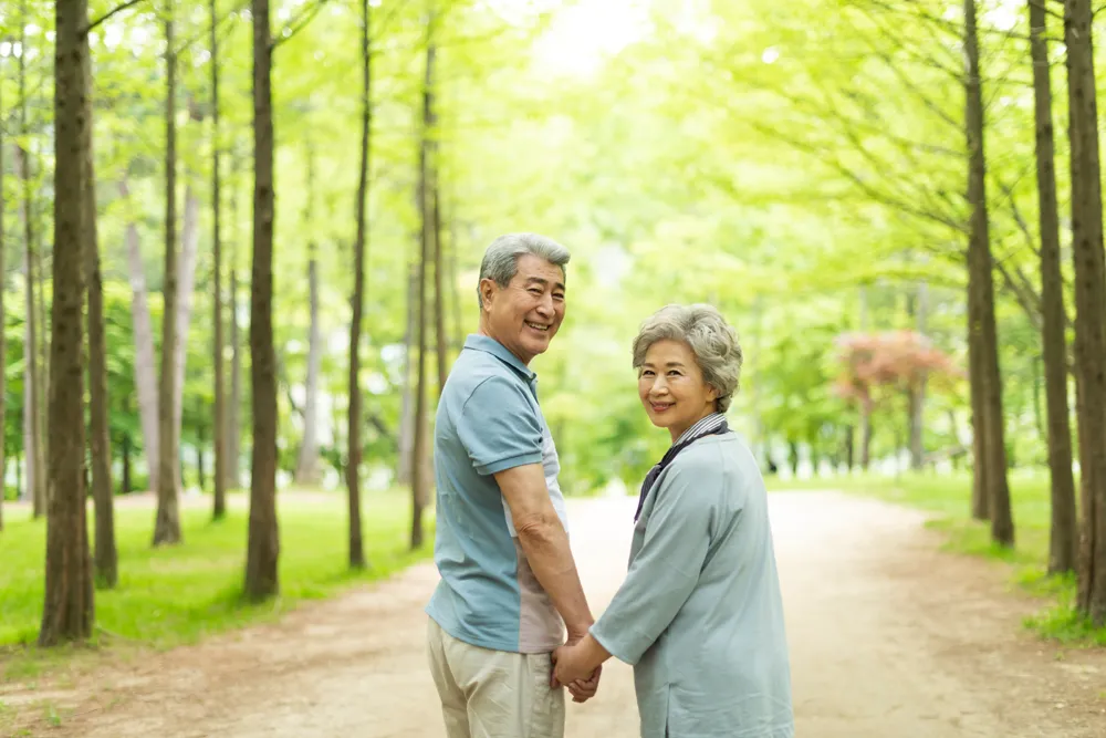 thumbnail - 공원 산책로에서 걷고 있는 노년 부부. 연구에 따르면 노년기에는 운동 강도와 관계없이 신체 활동량을 유지하는 것만으로도 치매 위험을 낮추는 효과가 나타났다. 아이클릭아트