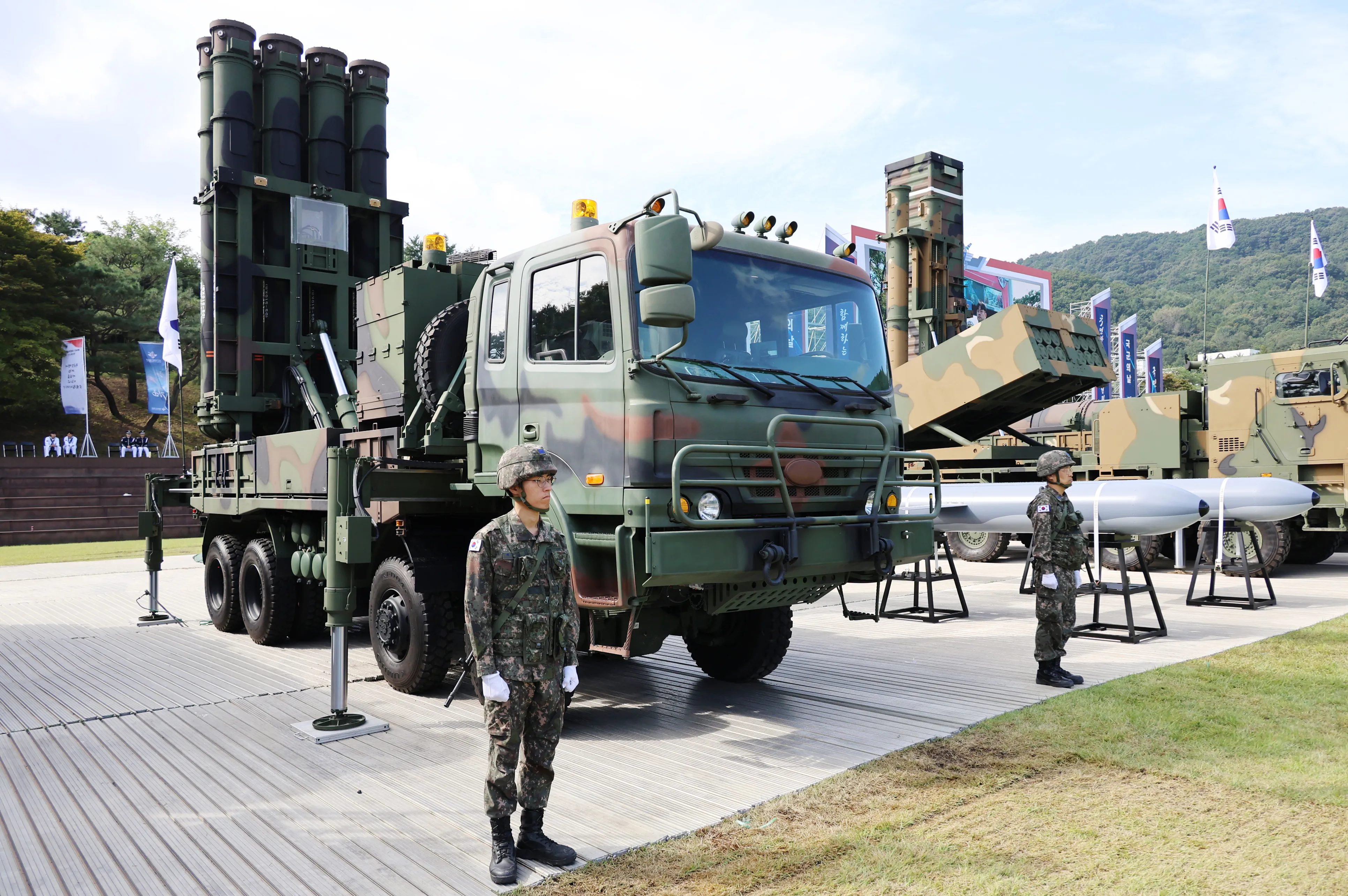 thumbnail - 한국형 3축 체계 핵심 자산인 천궁-Ⅱ가 공개되고 있다. 국방부는 건군 77주년을 맞아 국군의 유·무인 복합체계 신무기를 공개했으며, 사진은 지난달 29일 국군의날 미디어데이 행사에서 선보인 천궁-Ⅱ 모습. 2025.10.1 연합뉴스