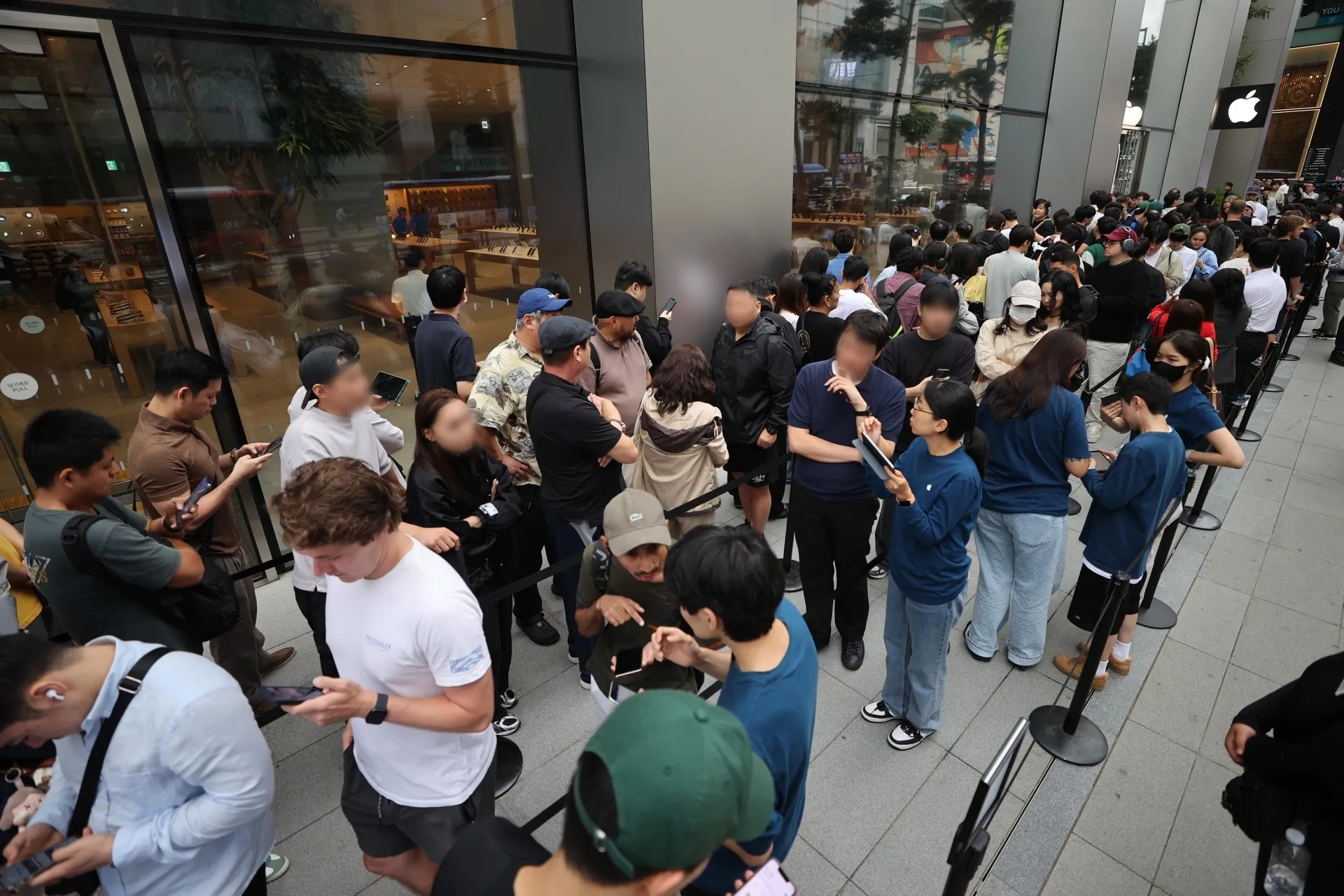 thumbnail - 아이폰17 시리즈 공식 출시일인 지난해 9월 서울의 한 애플 매장 앞에서 시민들이 구매를 위해 줄을 서 있다. 연합뉴스 자료사진