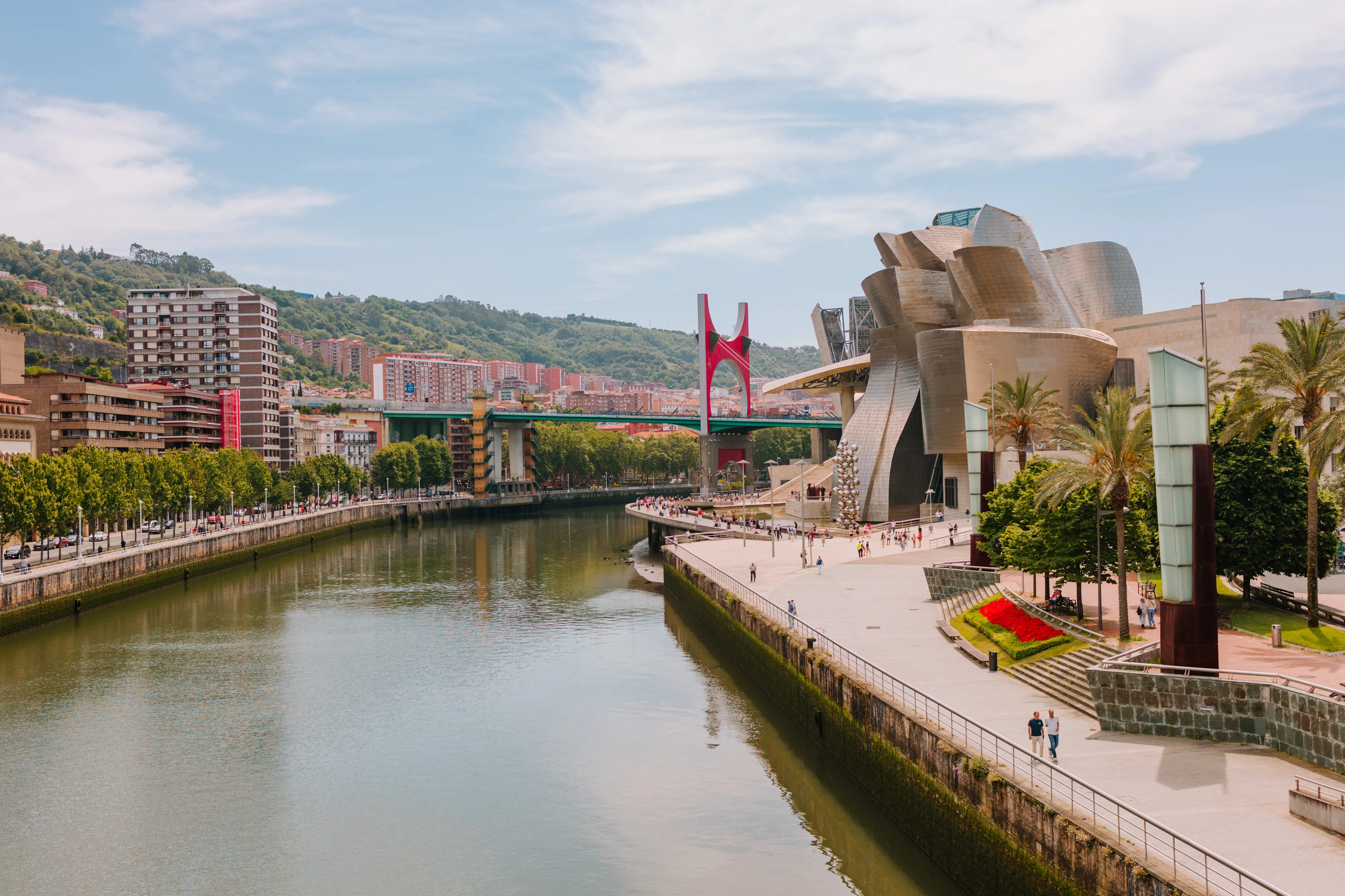 thumbnail - 스페인 북부 바스크 지방의 빌바오 도심 전경. 네르비온강을 따라 구겐하임 미술관이 자리한 대표적인 문화 도시다. 부킹닷컴