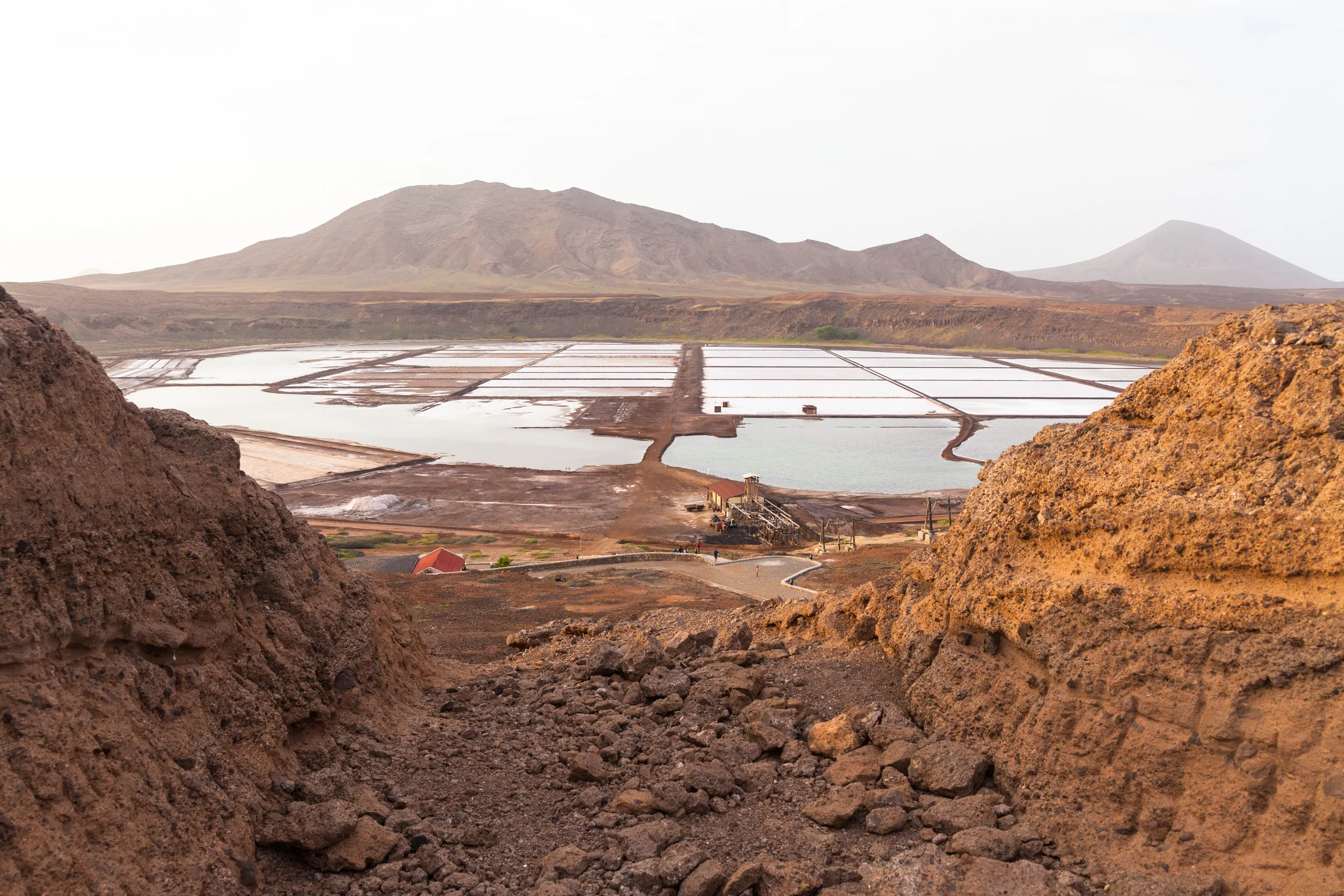 thumbnail - 서아프리카 대서양 연안 카보베르데 살(Sal) 섬의 페드라 데 루메(Pedra de Lume) 염전 전경. 화산 분화구 지형 위에 형성된 독특한 풍경으로, 조용한 체류형 여행지로 주목받고 있다. 123rf