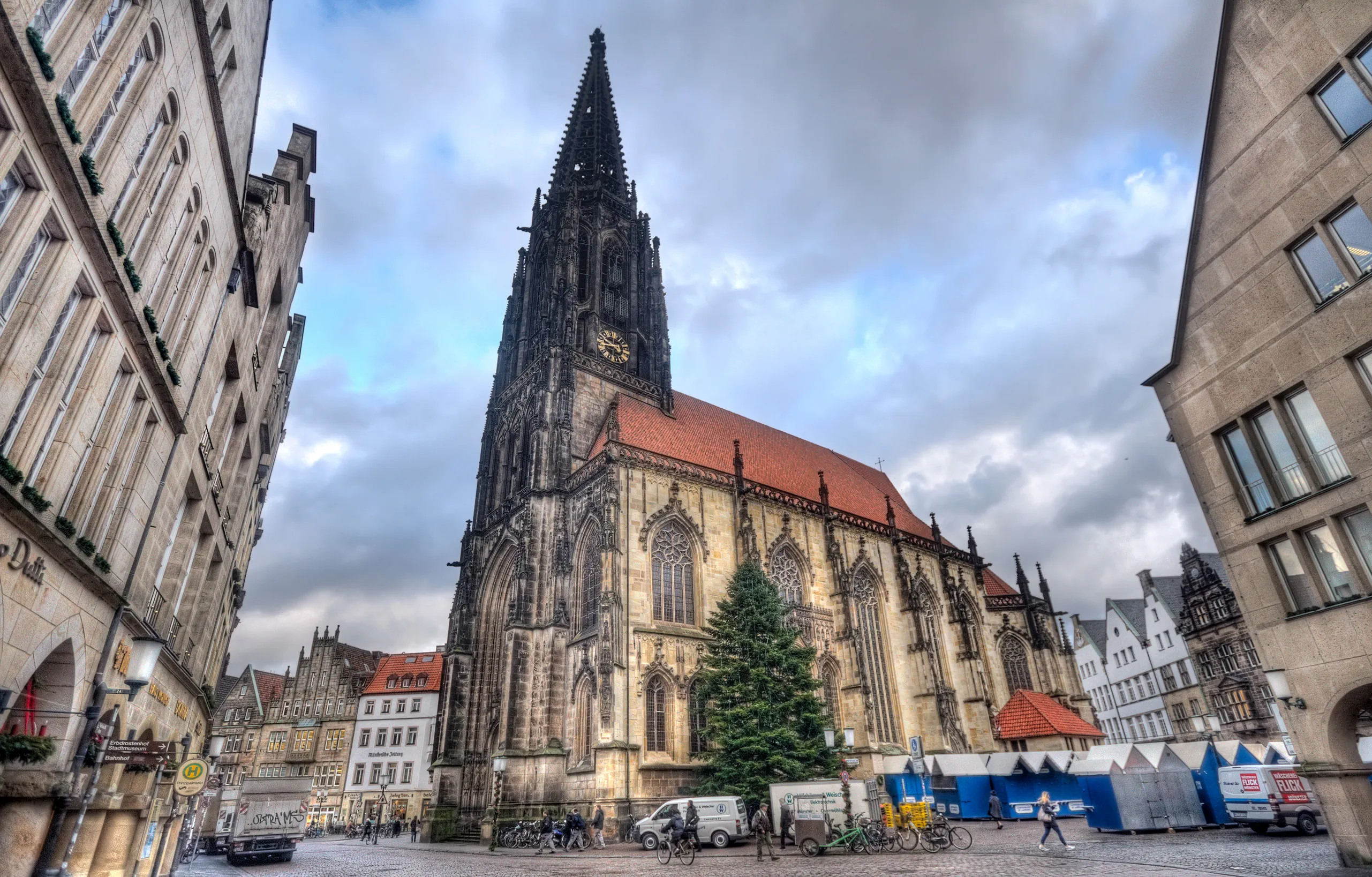 thumbnail - 독일 뮌스터 구시가지의 성 람베르티 교회(St. Lamberti Church). 중세 도시의 역사와 일상이 공존하는 뮌스터를 상징하는 랜드마크다. 123rf