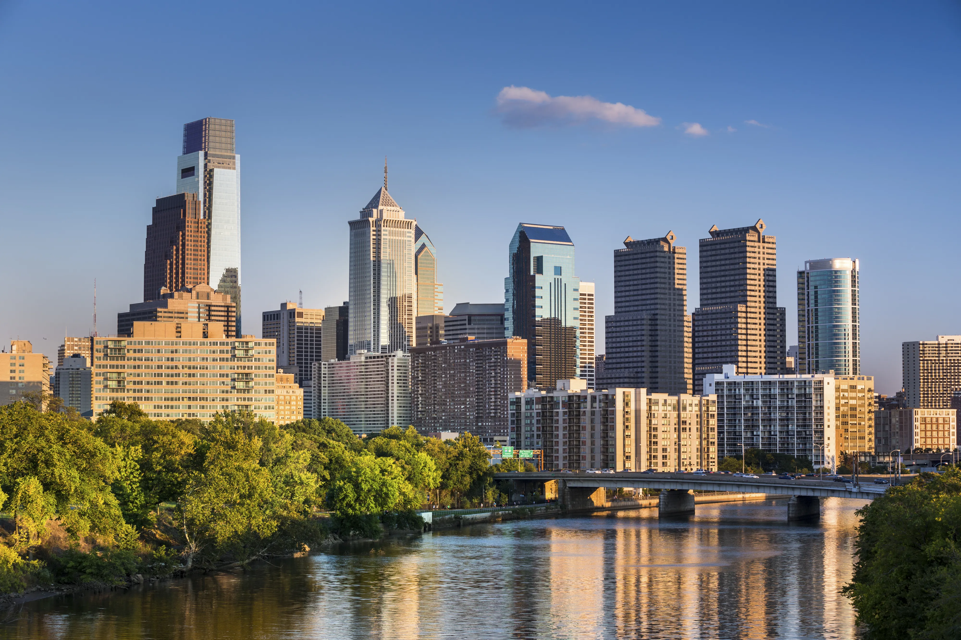 thumbnail - 미국 펜실베이니아주 필라델피아 도심 전경. 스카이라인과 슈킬강(Schuylkill River)이 어우러진 이 지역은 역사 유적과 현대적 도시 풍경이 공존하는 필라델피아의 중심부다. 부킹닷컴