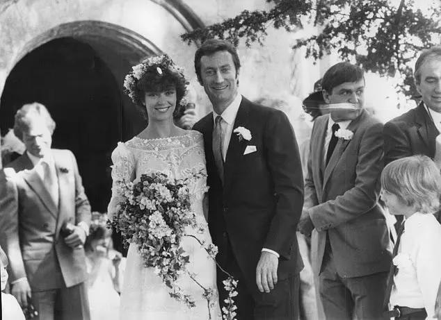 thumbnail - 작품을 통해 만나 몇 달 만에 결혼한 레이철 워드와 브라이언 브라운. 두 사람은 슬하에 로즈, 마틸다, 조지프 세 자녀를 두고 있다. (결혼식 당시 모습)