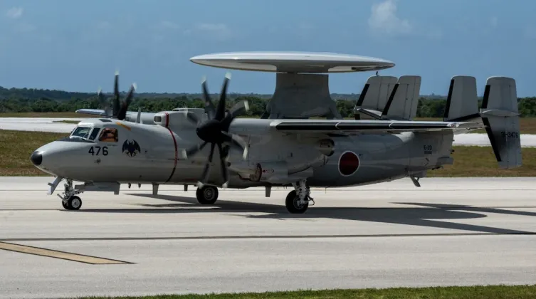 thumbnail - 일본 항공자위대가 운용 중인 E-2D 조기경보통제기가 기지 활주로에 대기하고 있다. 감사원 조사에 따르면 E-2D용 정비 장비 납기 지연으로 일부 기지에서는 구형 장비를 대체 활용해 운용 차질을 최소화한 사례가 확인됐다. (자료사진)