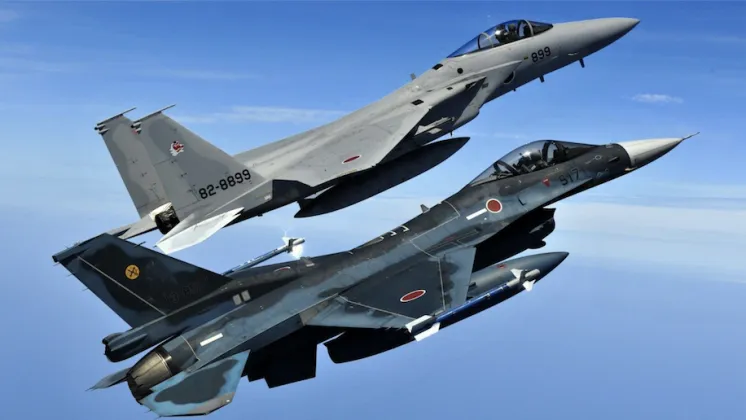 thumbnail - 일본 항공자위대의 F-15 전투기와 F-2 전투기가 편대 비행을 하고 있다. 일본 정부 감사원은 미국산 방위장비 조달 과정에서 납기 지연이 반복되면서 자위대가 기존 전력을 장기간 운용해야 했다고 지적했다. (자료사진)